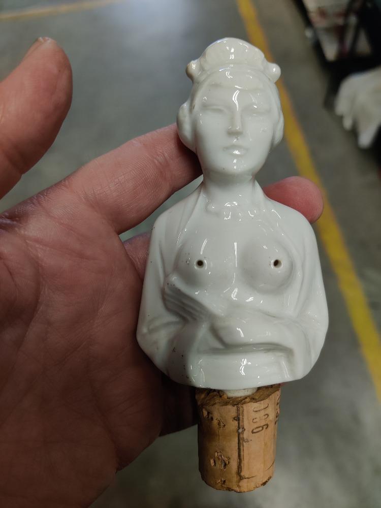 Bouchon verseur en porcelaine représentant une geisha