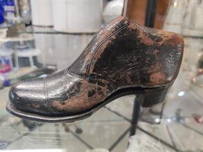 Chaussure publicitaire ancienne en cuir objet de vitrine