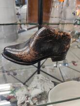 Chaussure publicitaire en cuir objet de vitrine 